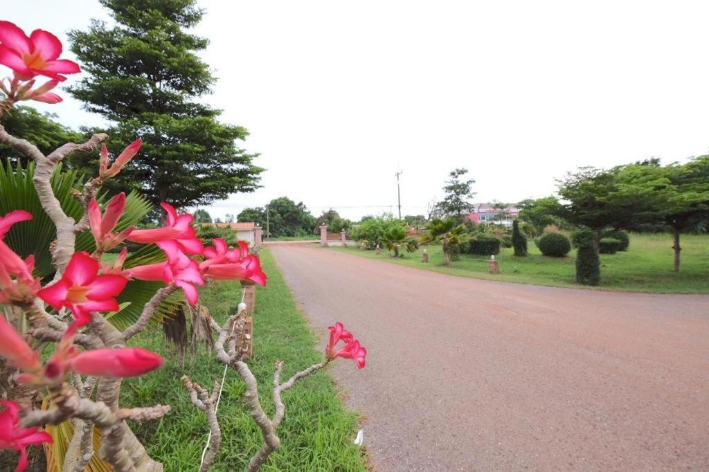 Prakaithong Hotel Amphoe Sawang Daen Din Dış mekan fotoğraf